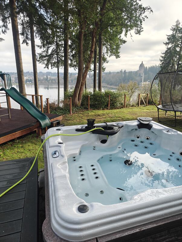 Hot tub with the Washington State Capitol dome and lake view